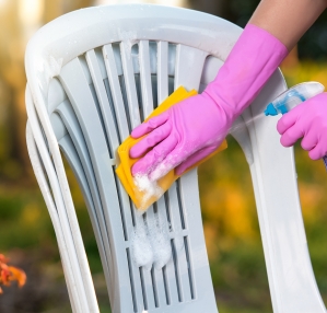 Pourquoi et comment nettoyer son mobilier de jardin en plastique